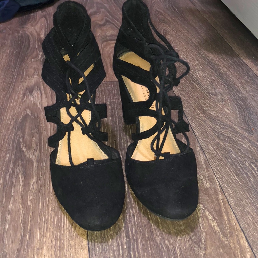 Black block heals with straps